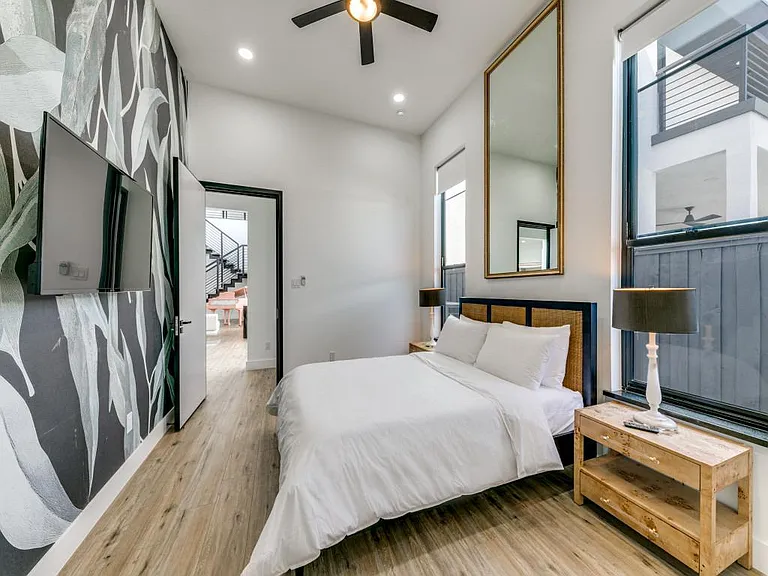 4434 Bonham St — Photo 35