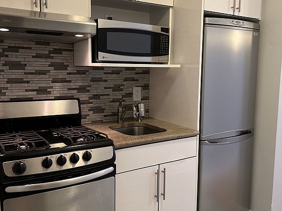 4th image of 500 W 43rd St APT 10D