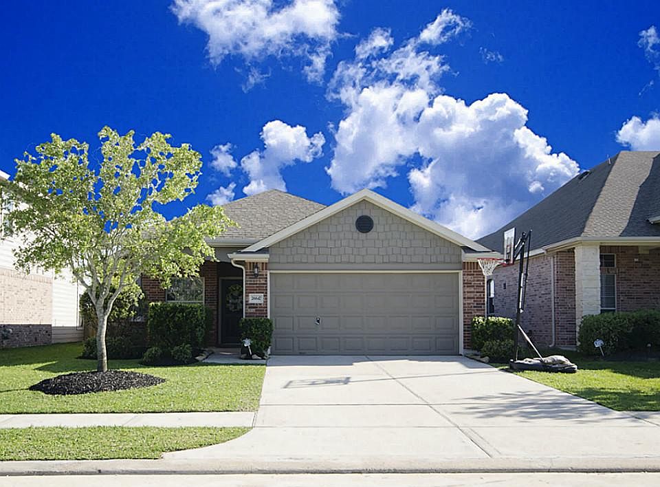 Welcome Home to Westheimer Lakes North! Built in 2009!