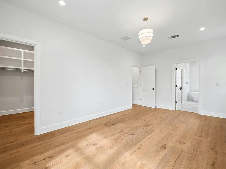 1919 W 38th St — Photo 15
