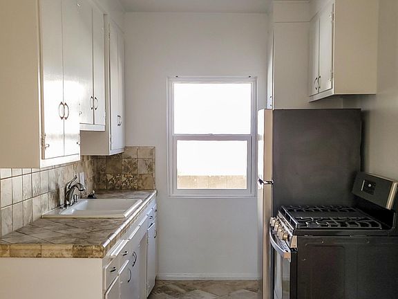4th image of 923 9th St APT 10