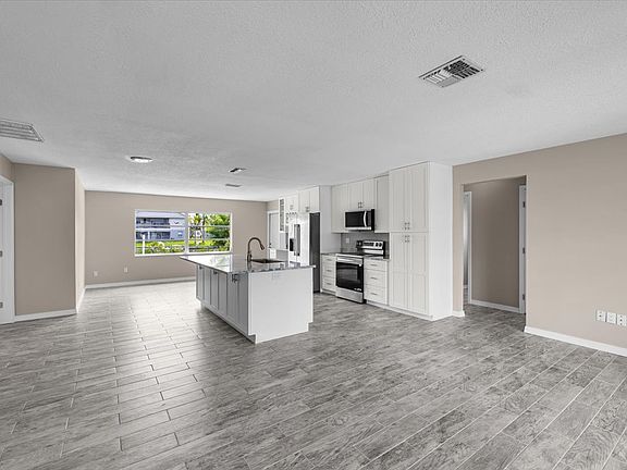 5th image of 4284 Columbus Dr