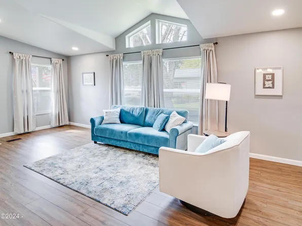 1112 NE Fogarty St, Newport, OR 97365