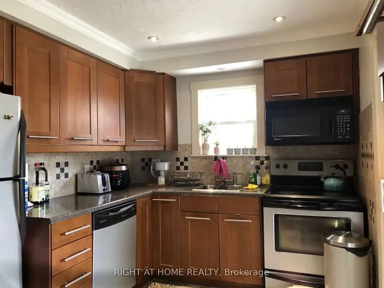 43 Bowie Ave — Photo 3