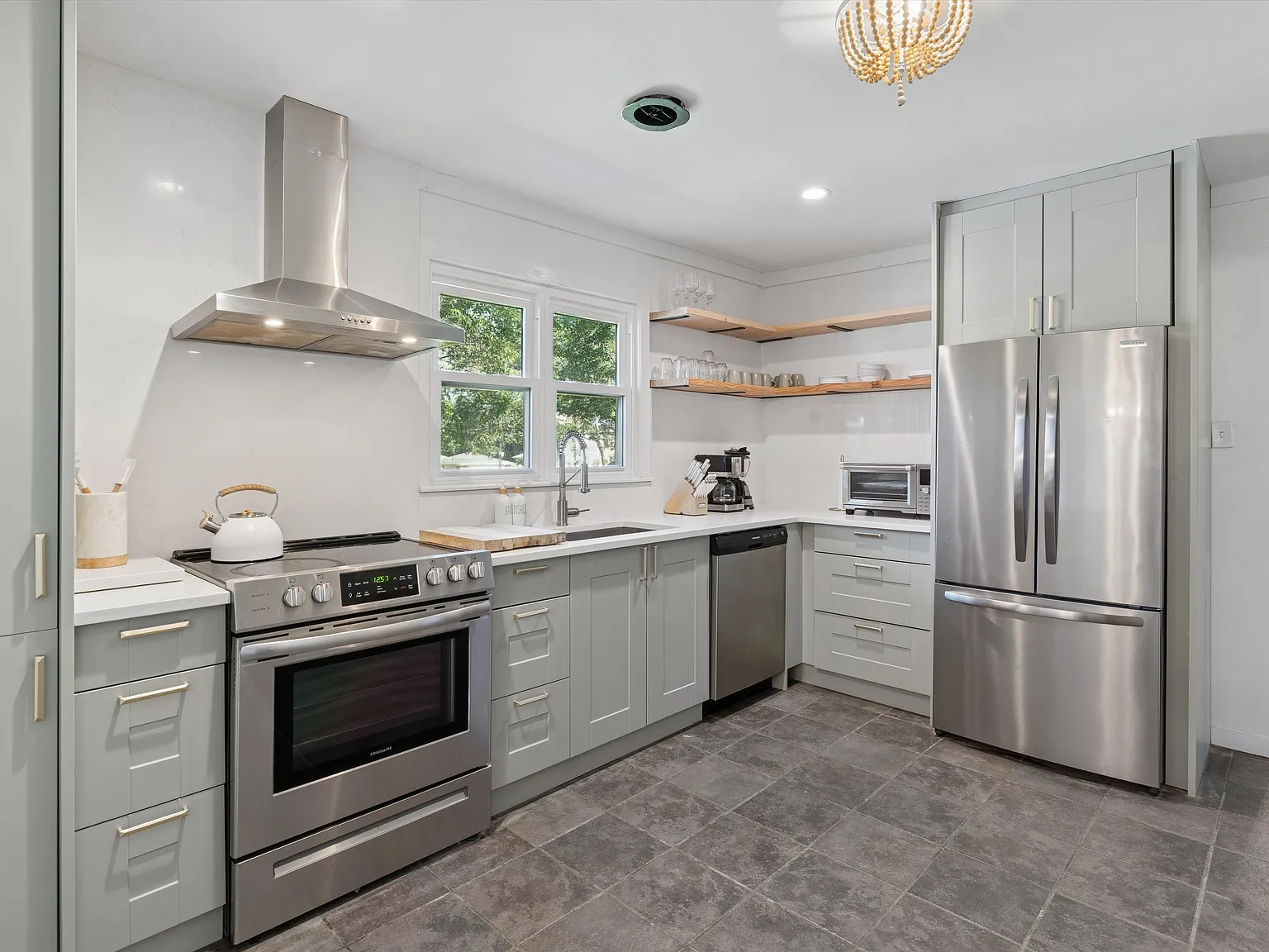 Discover Your Year-Round Haven: 5 bedrooms and 2 bathrooms — Photo 3