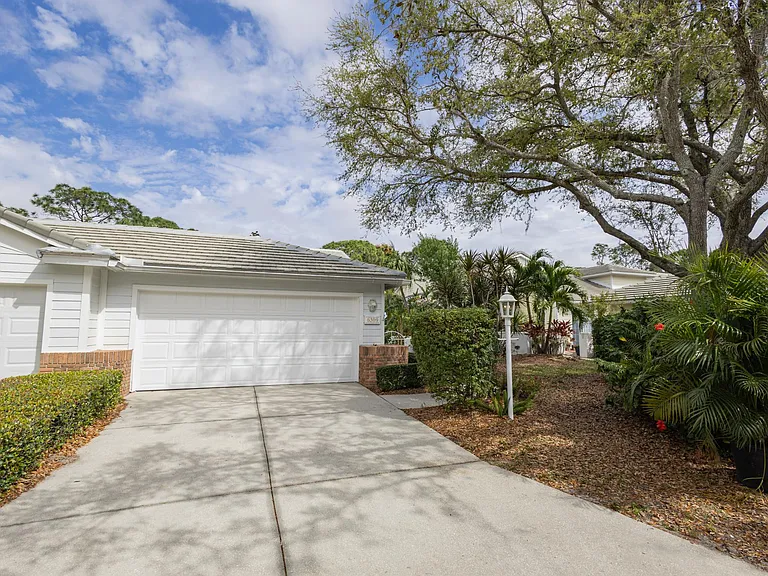 6309 Walton Heath Pl — Photo 34