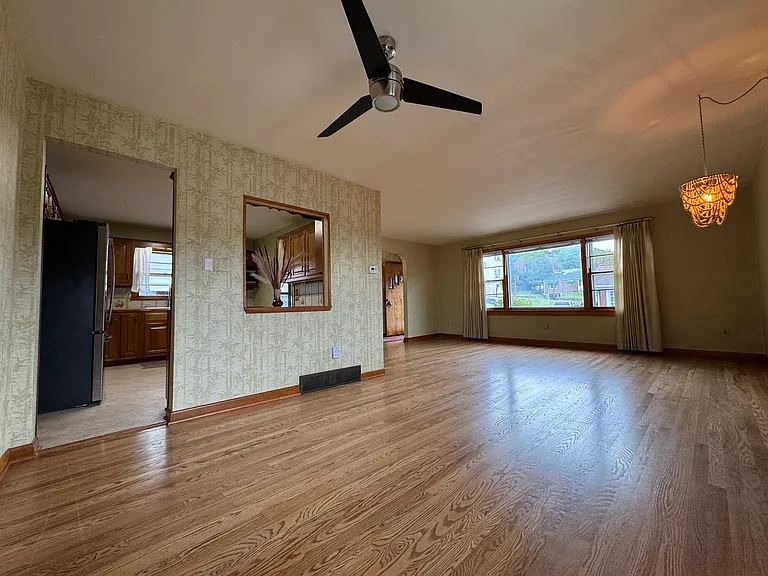 804 Elmwood Ln — Photo 3