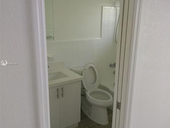 4th image of 1020 SE 15th St APT 1