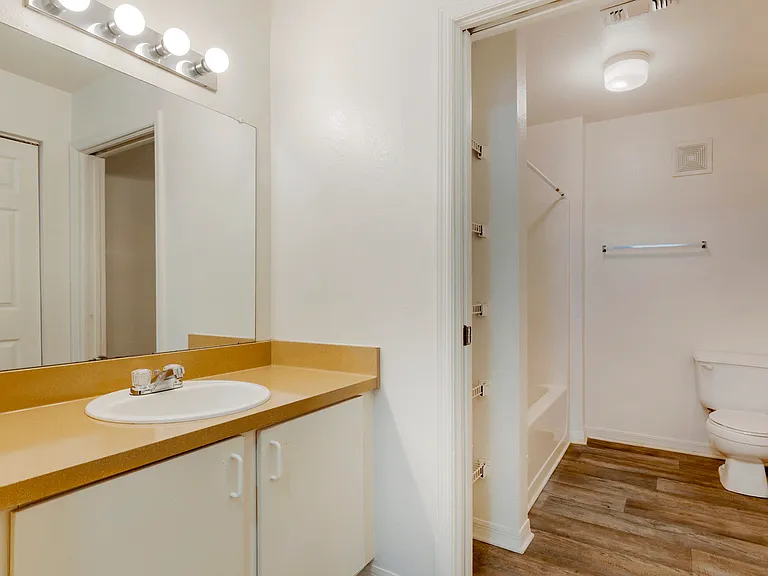 Oak Crest Apartments — Photo 31