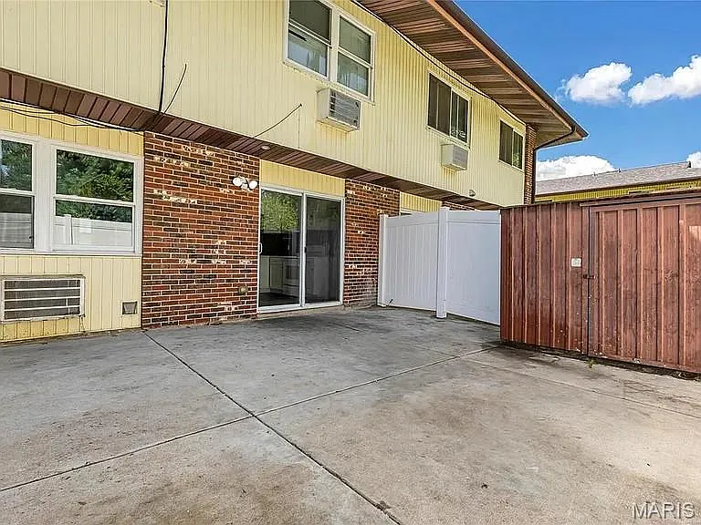 7546 Hazelcrest Dr — Photo 19