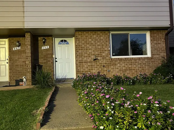 858 Dogwood Ct, Herndon, VA 20170