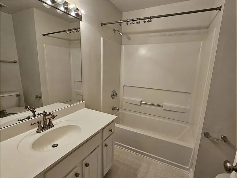 1028 Thornborough Dr — Photo 20