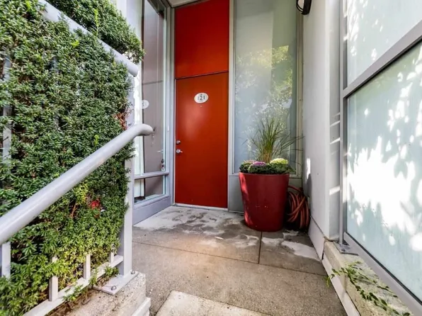 121 Georgia St W, Vancouver, BC V6B 1T9