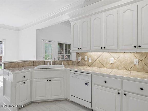 5th image of 503 Hazelton Dr