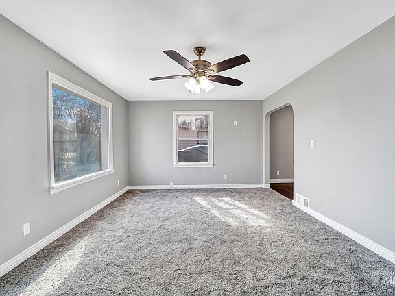4th image of 409 14th Ave N