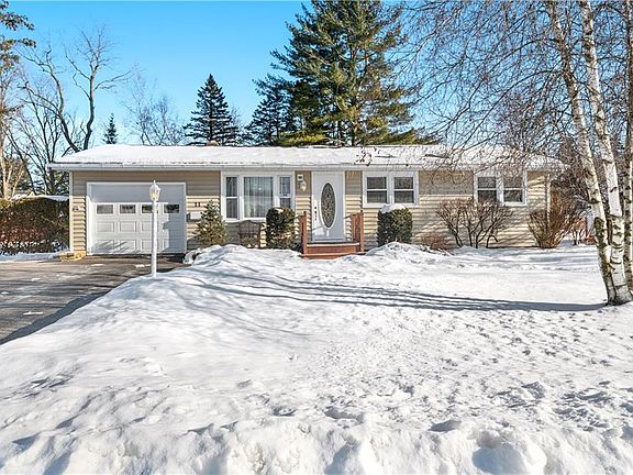 4th image of 11 Royal Brook Ln