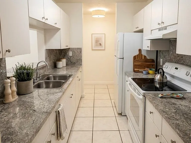 2725 W Okeechobee Rd #17 — Photo 2