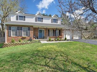 8 Fairway Dr, Johnson City, TN 37601