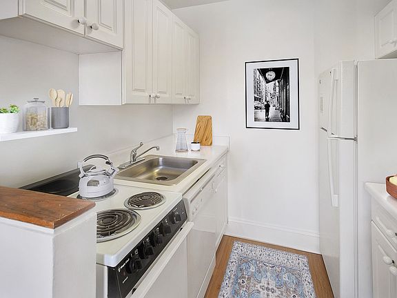 3rd image of 50 W 34th St APT 3B5
