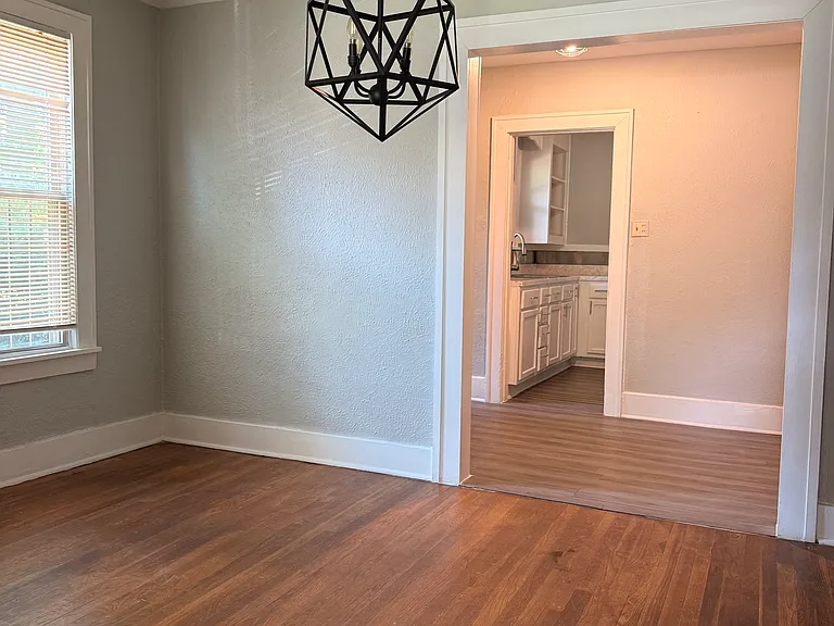 2378 Boyle Ave — Photo 3