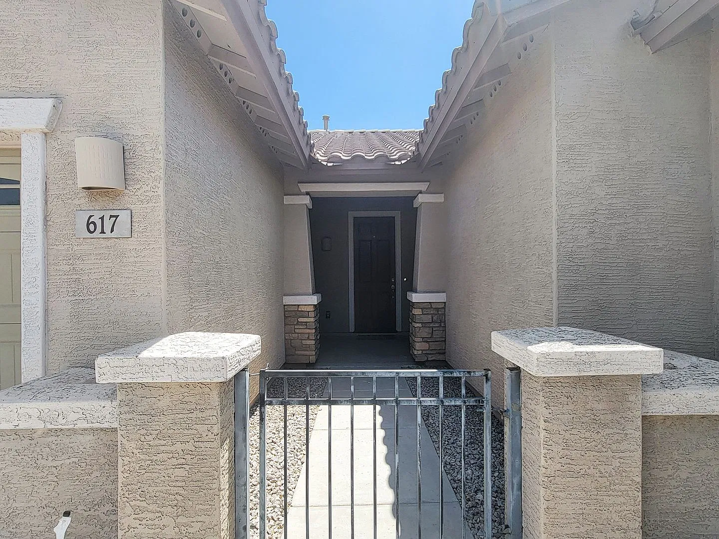 Great neighborhood in Goodyear! All appliances! New Carpet! — Photo 4