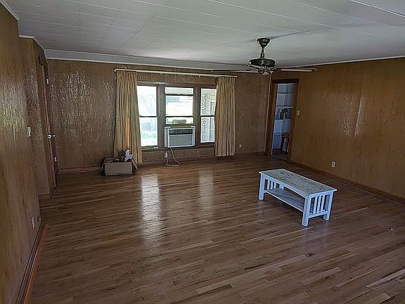 2nd image of 706 W 6th St