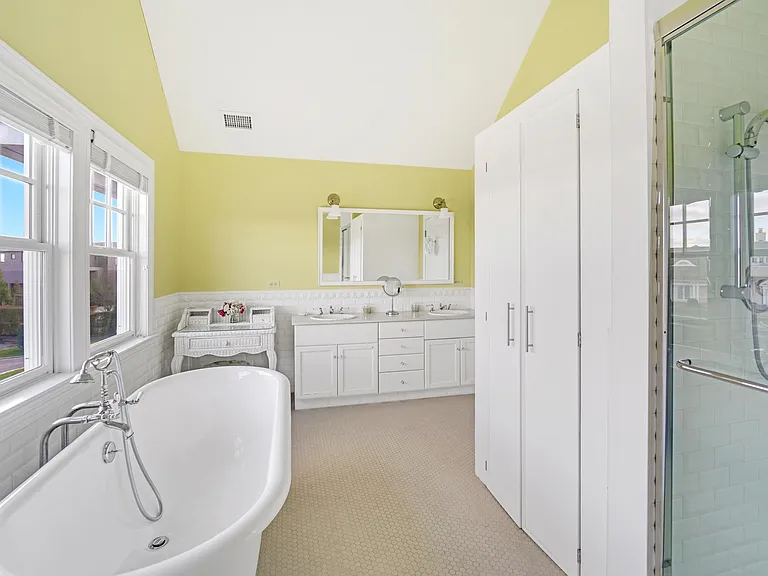15 Hampton Close — Photo 13