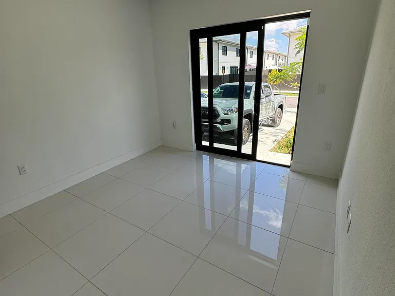 205 NW 12th Ct — Photo 2