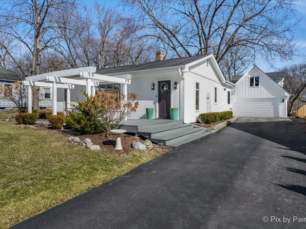 917 S Grove Ave, Barrington, IL 60010