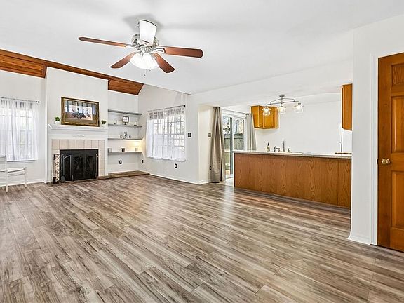 3rd image of 4137 Loire Dr APT A