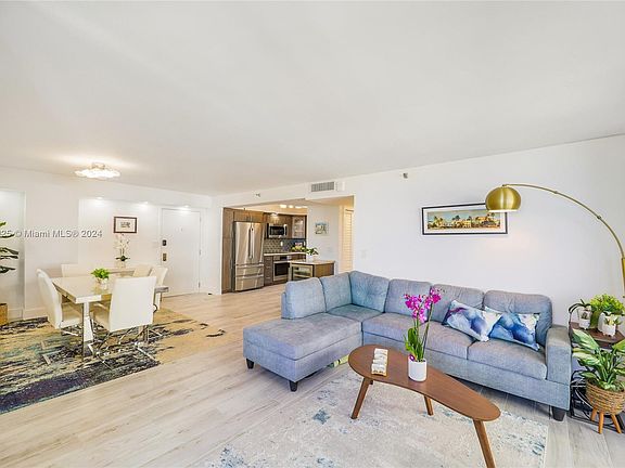 3rd image of 1623 Collins Ave APT 515