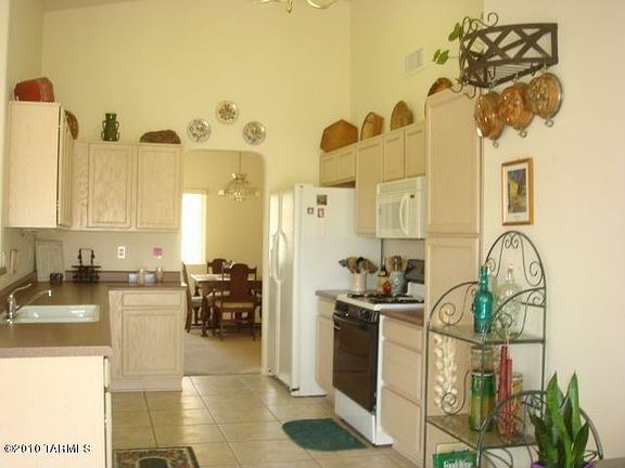 3rd image of 2336 N Vuelta Entera