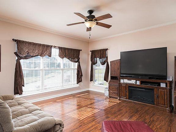 3rd image of 117 Greentree Dr