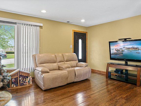 5th image of 7957 Natoma Ave
