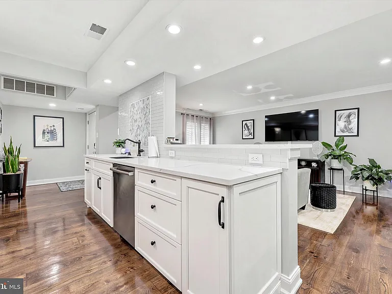 1750 Oakwood Ter #17A — Photo 7