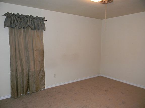 3rd image of 910 Russell Ave