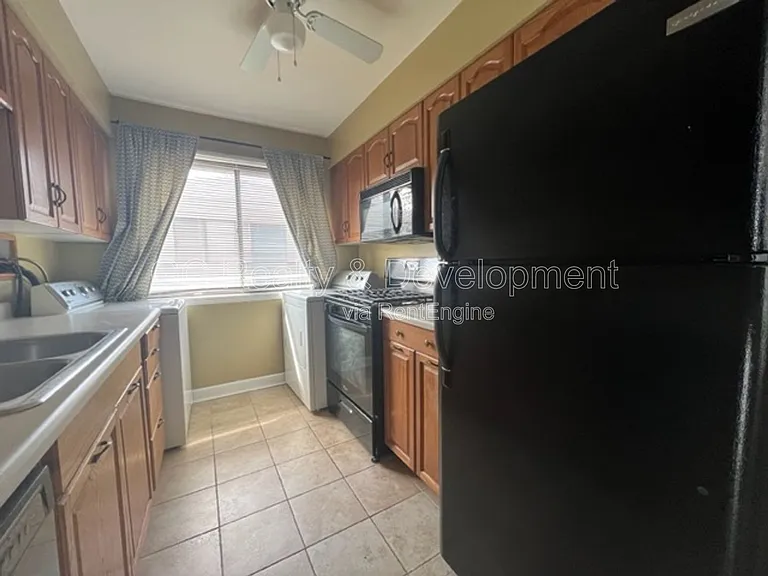 1367 Sacramento Dr — Photo 4
