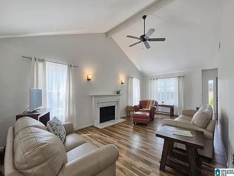3 bed, 1176 sqft, $1,945 — Photo 4
