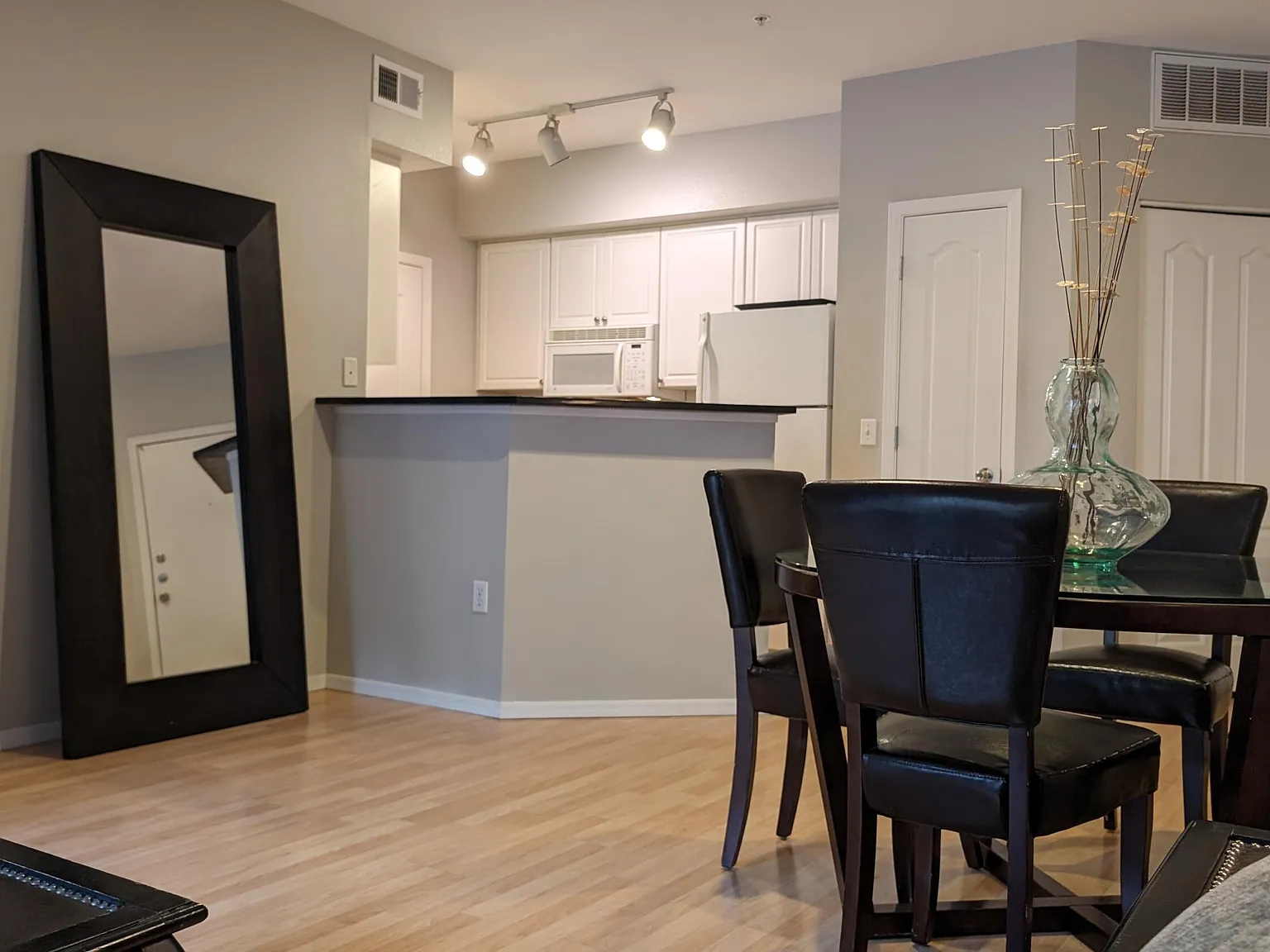 2 bed, 2.0 bath, 935 sqft, $2,500 — Photo 3