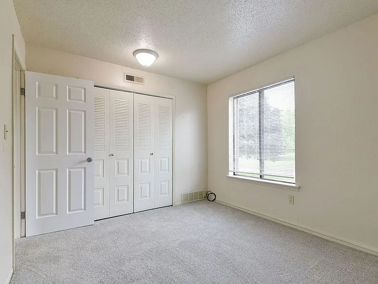 Granada Apartments — Photo 15