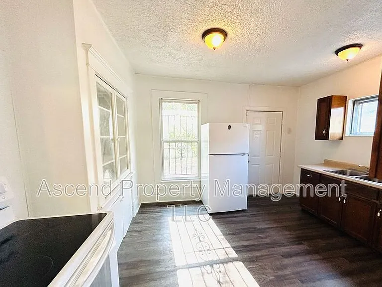 1006 Rockway Dr — Photo 6