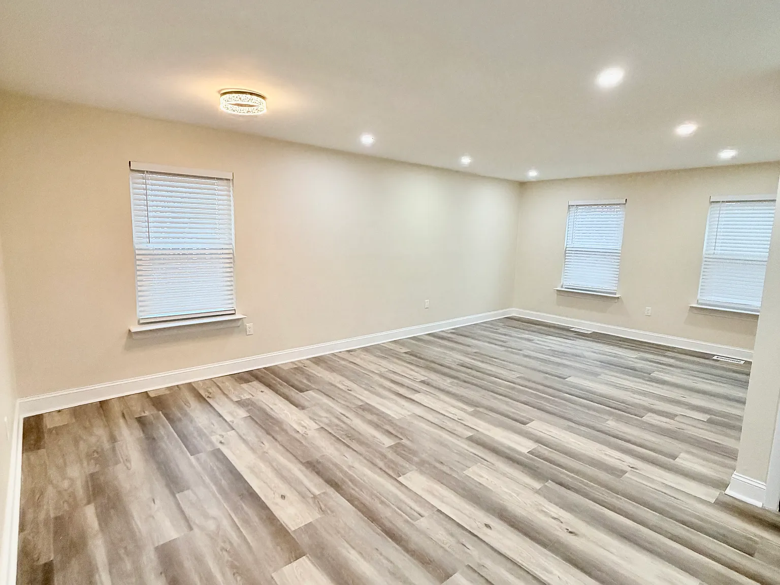 2 bed, 900 sqft, $2,000 — Photo 4