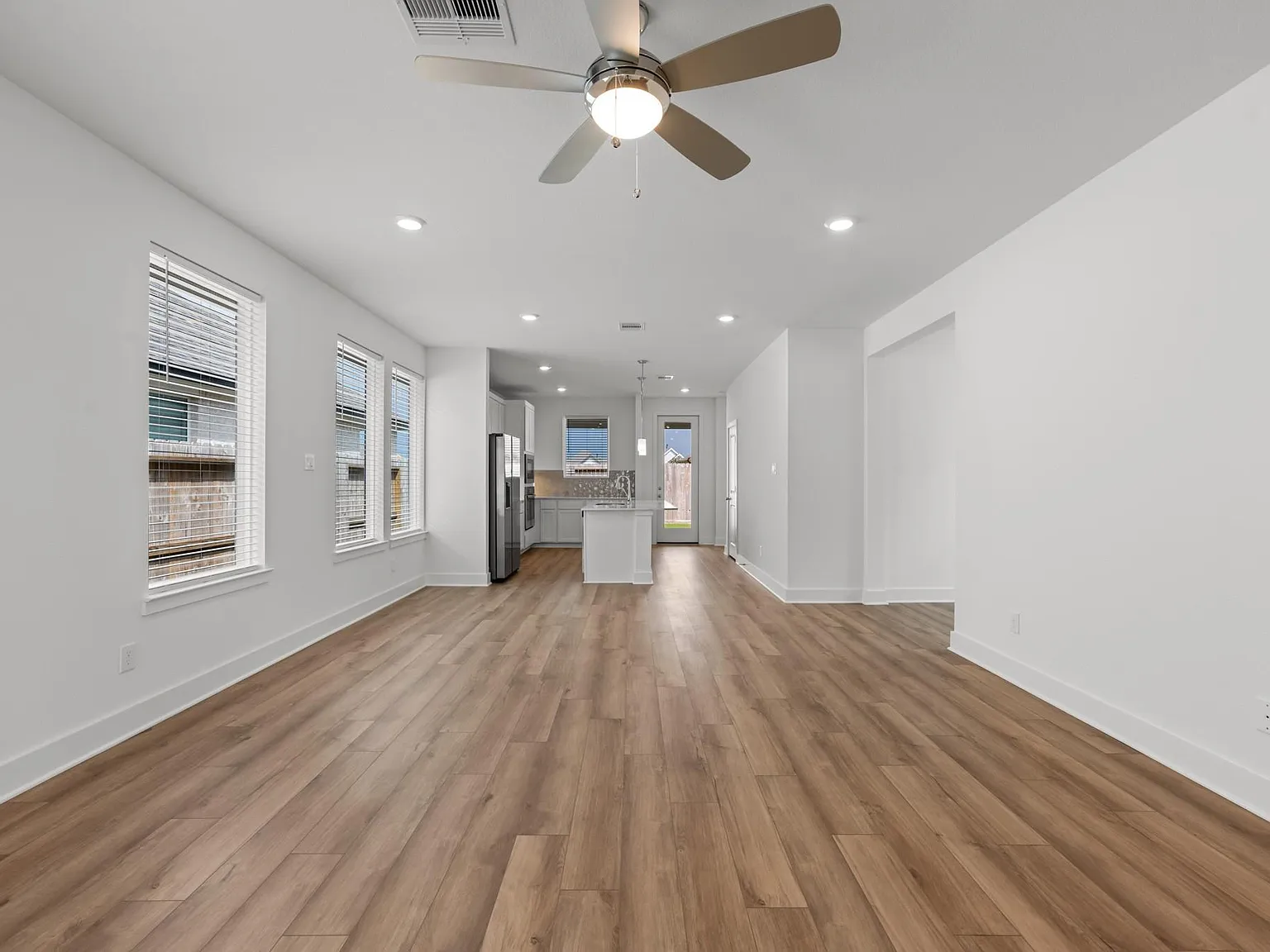 3 bed, 2.0 bath, 1716 sqft, $1,900 — Photo 3