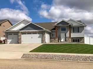 1704 27th Ave NW, Minot, ND 58703