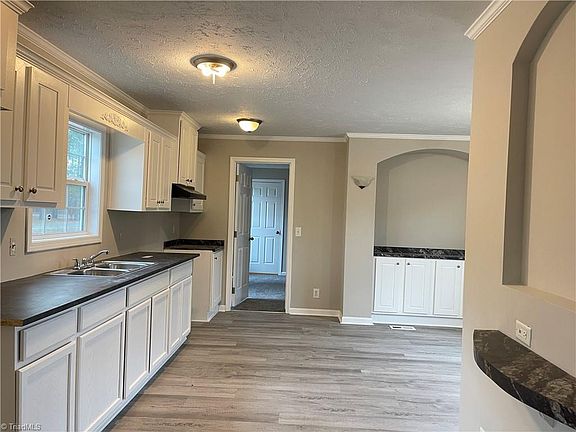 4th image of 6581 Crestline Rd