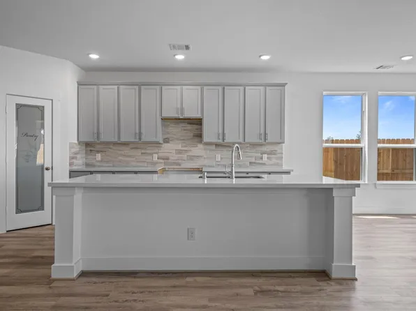 305 Gambels Quail Rd, Waller, TX 77484