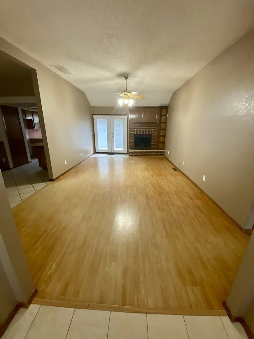 Storm Shelter! 3 bed 2 bath 2 car garage home for rent in Edmond near 15th and Santa Fe, dead end... — Photo 3