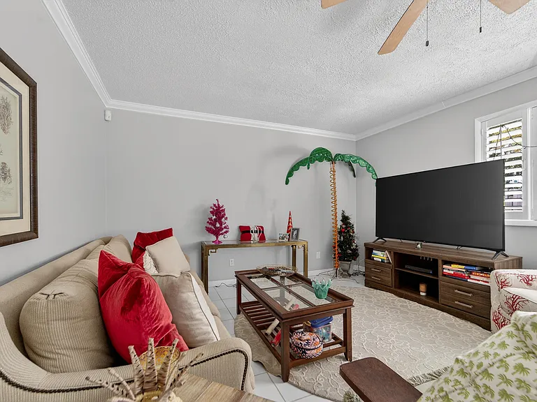 141 E Riverside Dr #10D — Photo 4