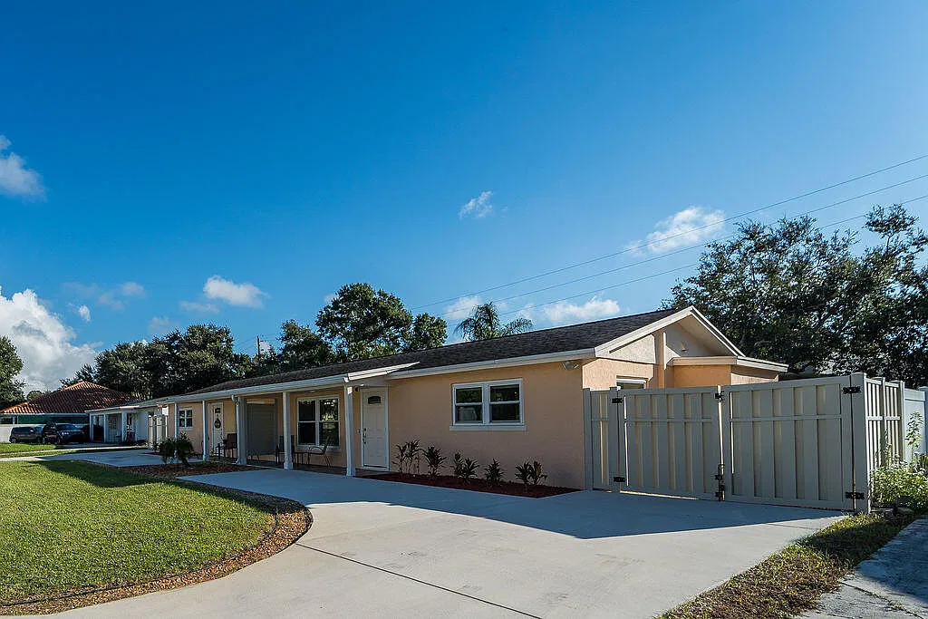 2 bed, 2.0 bath, 2112 sqft, $3,150 — Photo 2