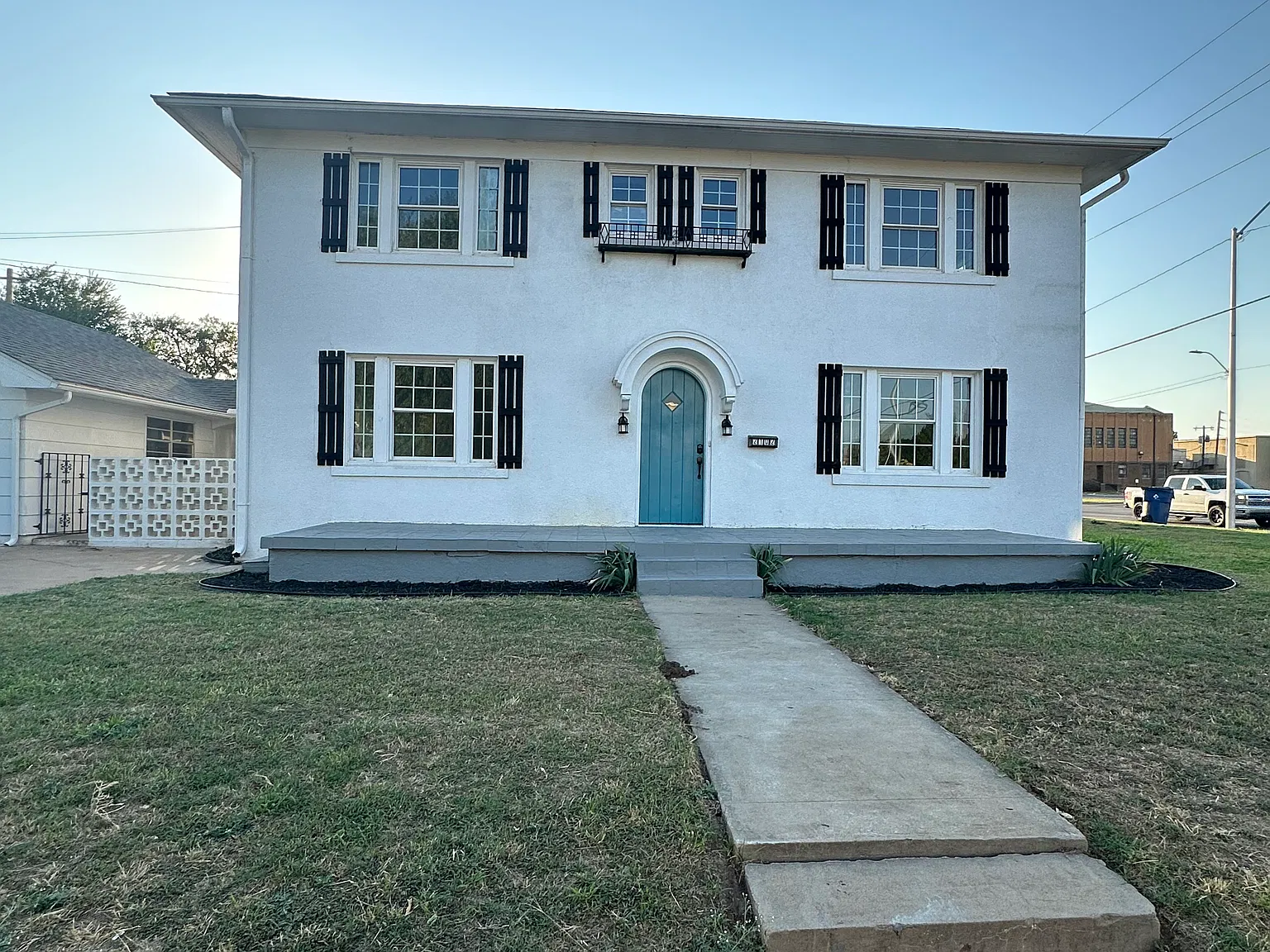 5 bed, 2346 sqft, $1,900 — Photo 1